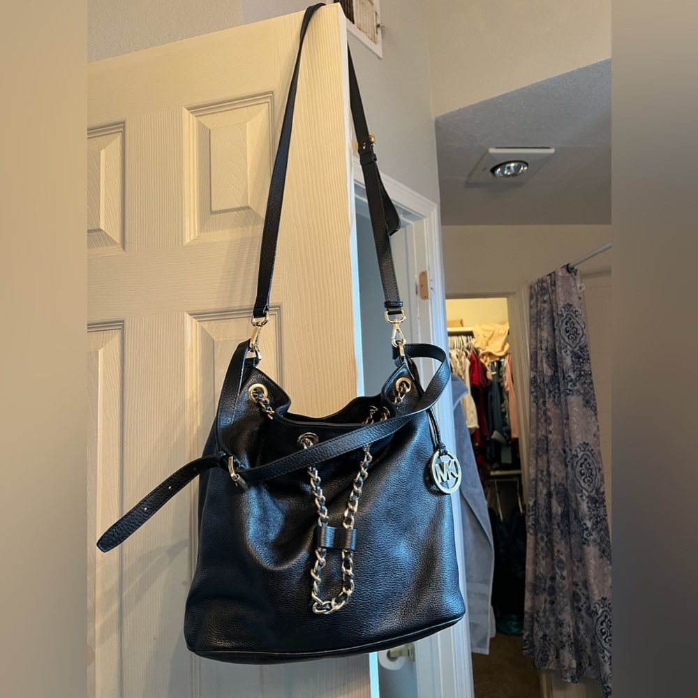 Black Michael khors crossbody bag